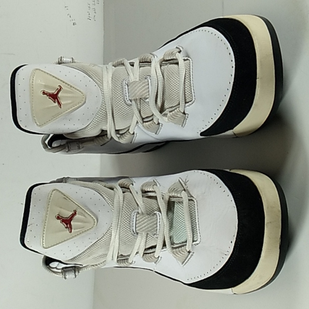 Nike Air Jordan Deluxe2 Men's Size 11 White  Red and Black Sneakers.